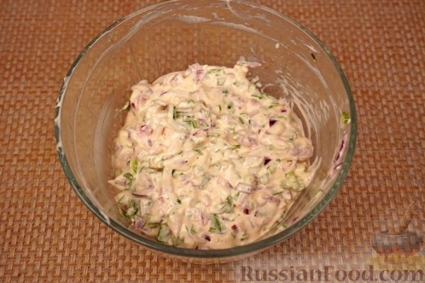 Картофельный салат с майонезно-сметанным соусом