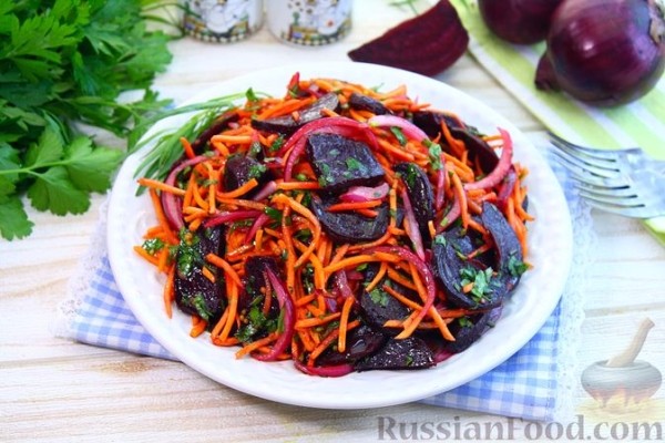 Салат из печёной свёклы, моркови и лука