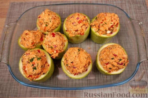 Кабачки, фаршированные творогом, брынзой и сладким перцем