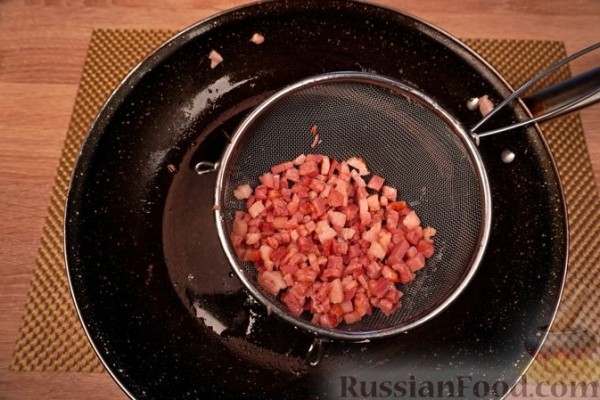 Тиропитакия (треугольнички из теста фило с сыром и беконом)