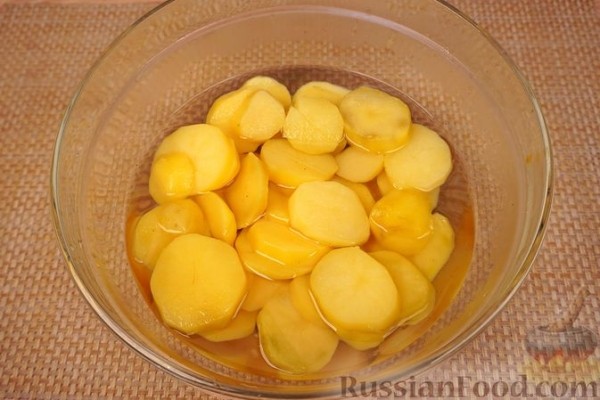 Картофельный салат с майонезно-сметанным соусом