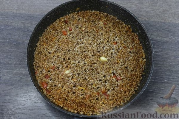 Гречка с фаршем, помидорами и сладким перцем (на сковороде)