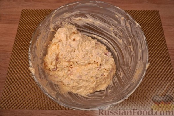 Тиропитакия (треугольнички из теста фило с сыром и беконом)