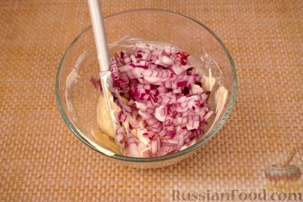Картофельный салат с майонезно-сметанным соусом