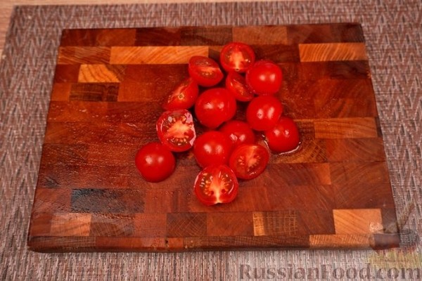 Салат из дыни, овощей и маринованной брынзы