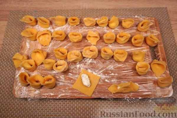 Хилопитес емистас с сыром, творогом и оливками (тортеллини по-гречески)