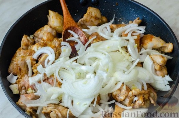 Курица, тушенная с грибами и сладким перцем в томатном соусе