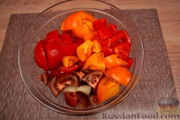 Салат из дыни, овощей и маринованной брынзы