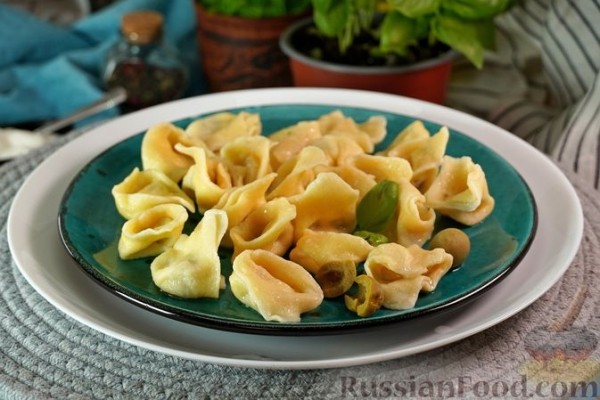 Хилопитес емистас с сыром, творогом и оливками (тортеллини по-гречески)