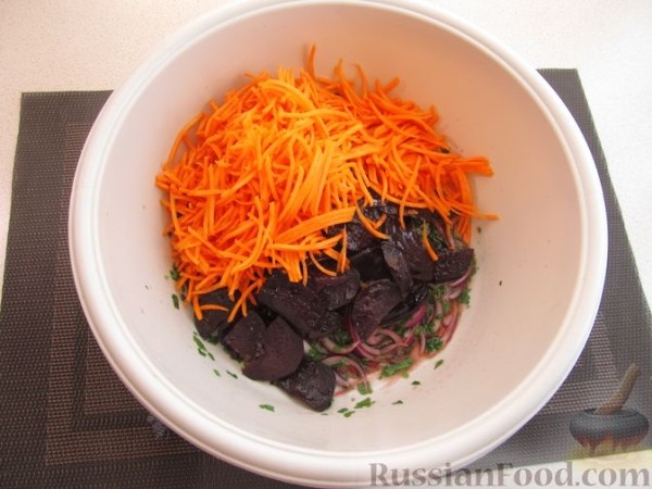 Салат из печёной свёклы, моркови и лука