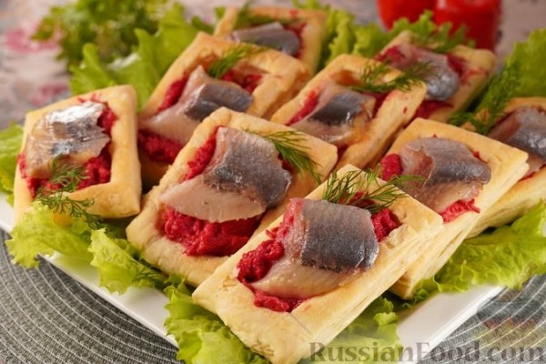 Волованы со свеклой и сельдью