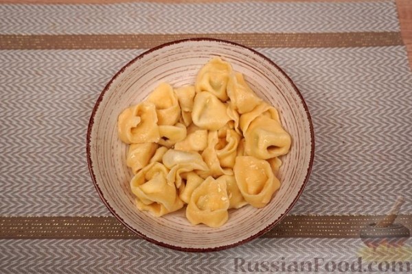 Хилопитес емистас с сыром, творогом и оливками (тортеллини по-гречески)