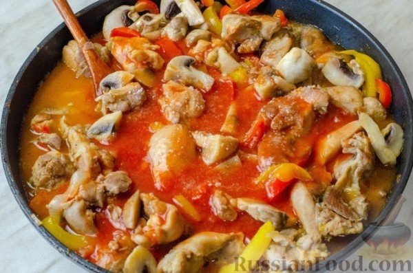 Курица, тушенная с грибами и сладким перцем в томатном соусе