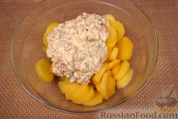 Картофельный салат с майонезно-сметанным соусом