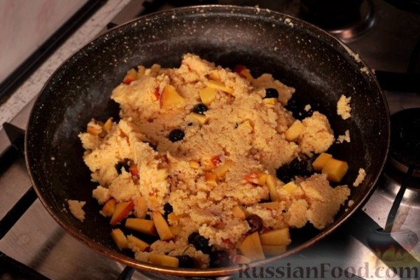 Кускус с голубикой, персиком и орехами