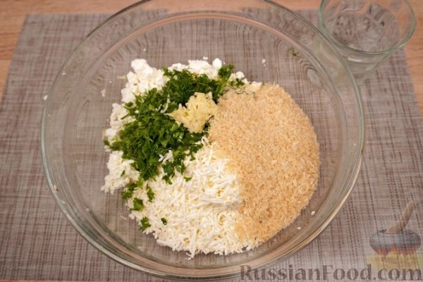Кабачки, фаршированные творогом, брынзой и сладким перцем