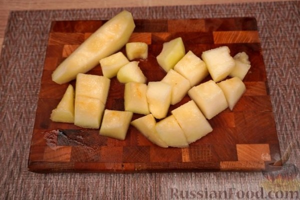 Салат из дыни, овощей и маринованной брынзы