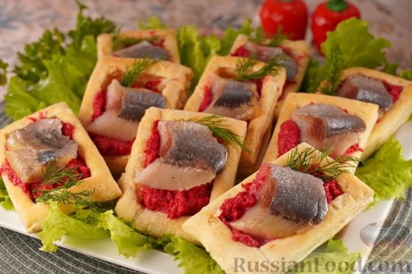 Волованы со свеклой и сельдью