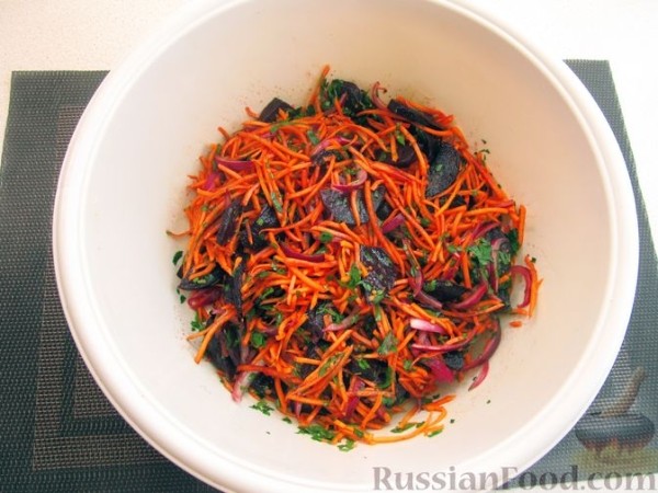 Салат из печёной свёклы, моркови и лука