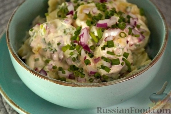 Картофельный салат с майонезно-сметанным соусом