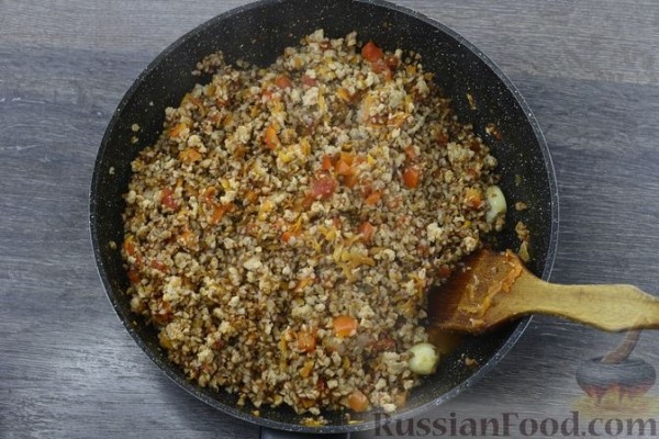 Гречка с фаршем, помидорами и сладким перцем (на сковороде)