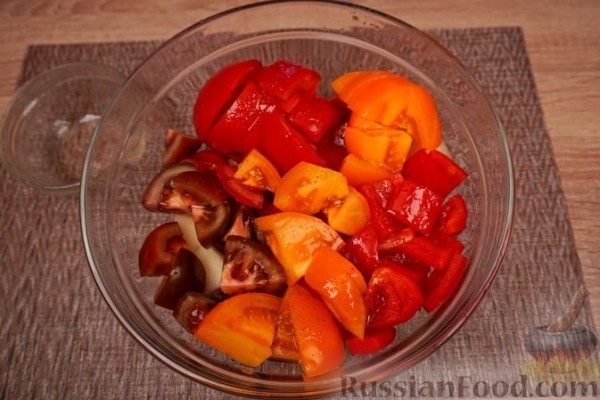 Салат из дыни, овощей и маринованной брынзы