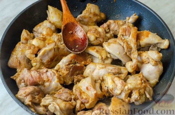 Курица, тушенная с грибами и сладким перцем в томатном соусе