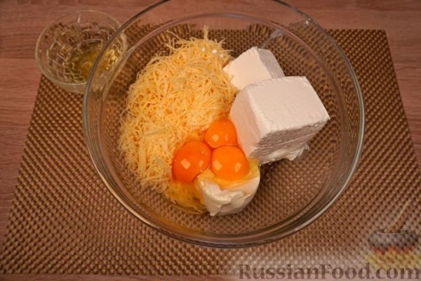 Тиропитакия (треугольнички из теста фило с сыром и беконом)