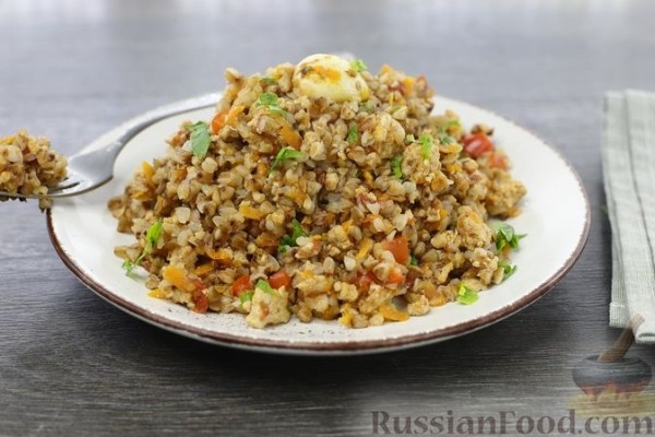 Гречка с фаршем, помидорами и сладким перцем (на сковороде)