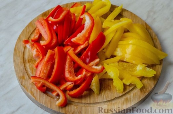 Курица, тушенная с грибами и сладким перцем в томатном соусе