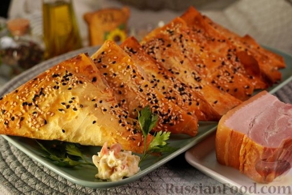 Тиропитакия (треугольнички из теста фило с сыром и беконом)