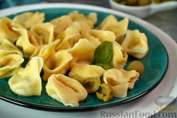 Хилопитес емистас с сыром, творогом и оливками (тортеллини по-гречески)