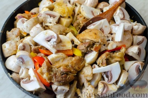Курица, тушенная с грибами и сладким перцем в томатном соусе