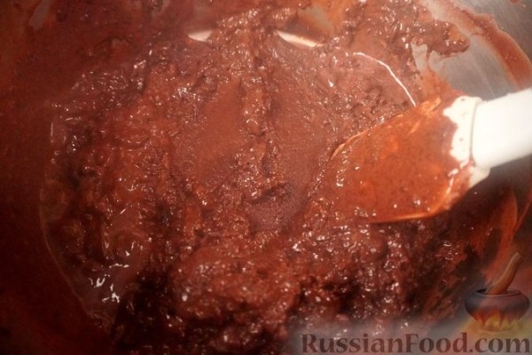 Торт из миндального безе с пралине, шоколадным заварным кремом и глазурью