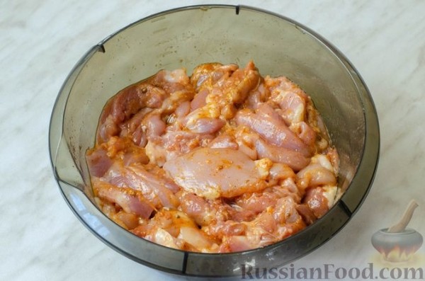 Курица, тушенная с грибами и сладким перцем в томатном соусе