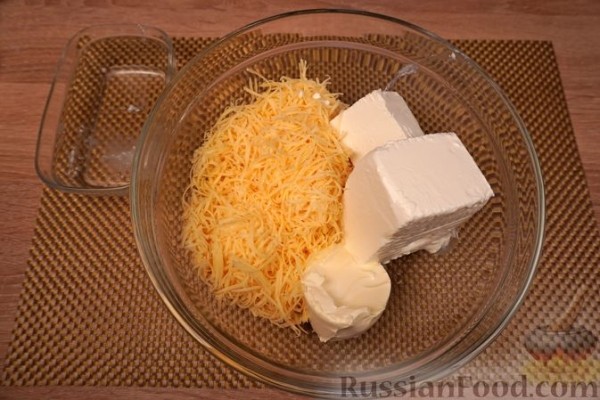 Тиропитакия (треугольнички из теста фило с сыром и беконом)