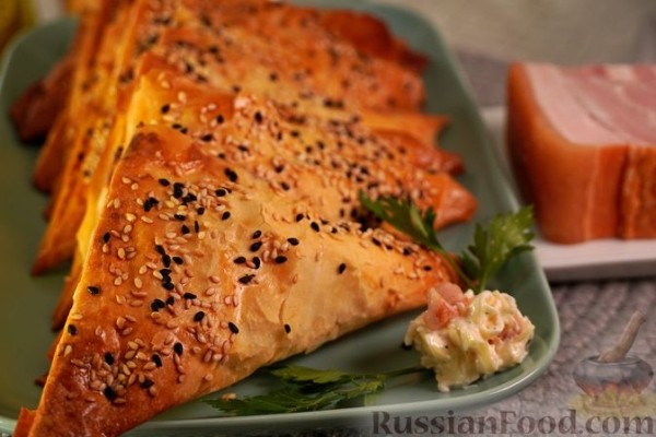 Тиропитакия (треугольнички из теста фило с сыром и беконом)