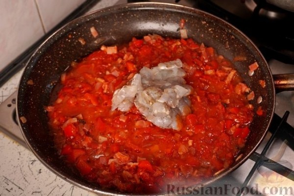 Запеканка из поленты с креветками и беконом