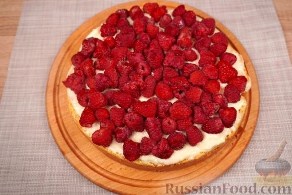 Бисквит с заварным кремом и малиной