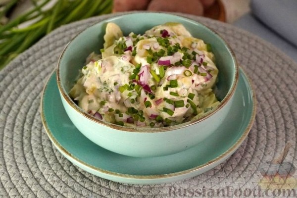 Картофельный салат с майонезно-сметанным соусом