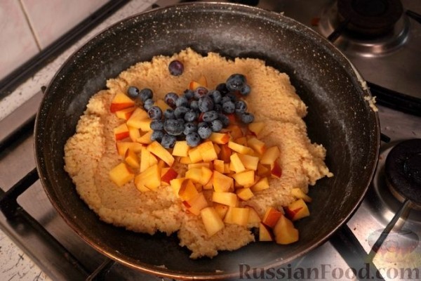Кускус с голубикой, персиком и орехами