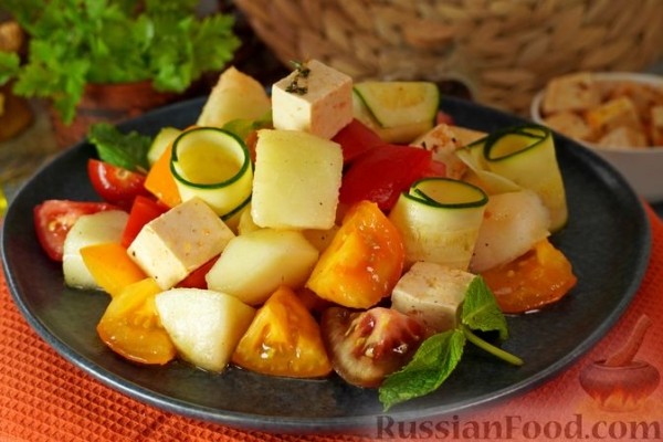 Салат из дыни, овощей и маринованной брынзы