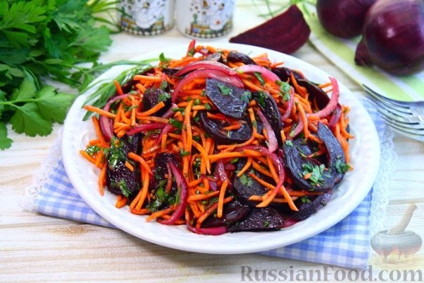 Салат из печёной свёклы, моркови и лука