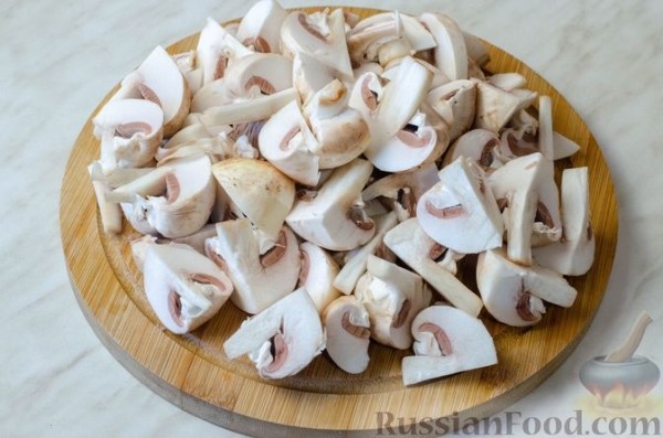 Курица, тушенная с грибами и сладким перцем в томатном соусе