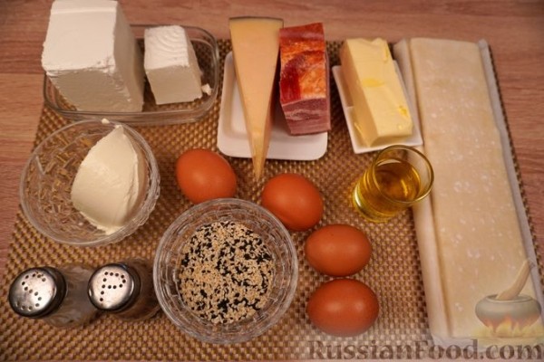 Тиропитакия (треугольнички из теста фило с сыром и беконом)