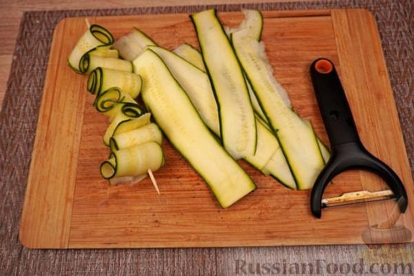 Салат из дыни, овощей и маринованной брынзы