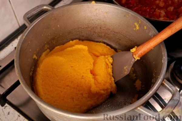 Запеканка из поленты с креветками и беконом