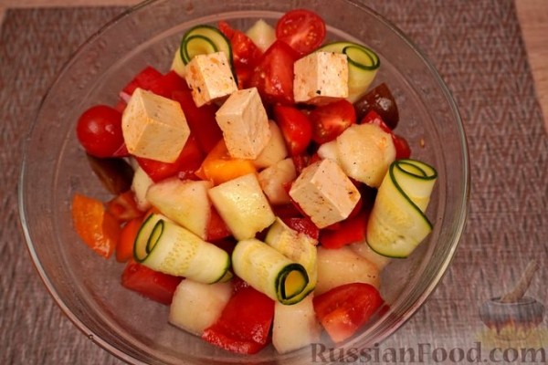 Салат из дыни, овощей и маринованной брынзы