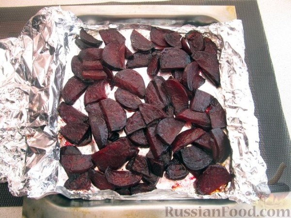 Салат из печёной свёклы, моркови и лука