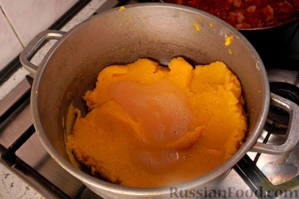 Запеканка из поленты с креветками и беконом